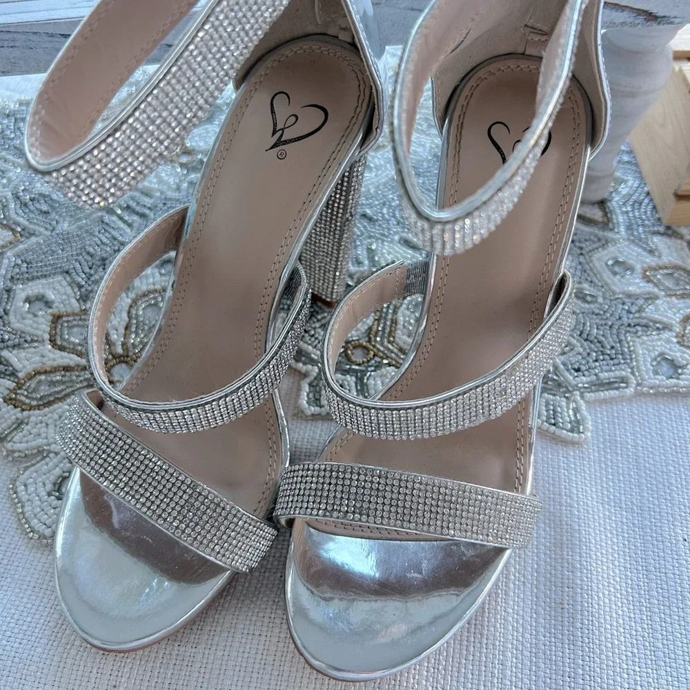 Beautiful Windsor Rhinestone studded Heels size 7 1/2 - Picture 5 of 5